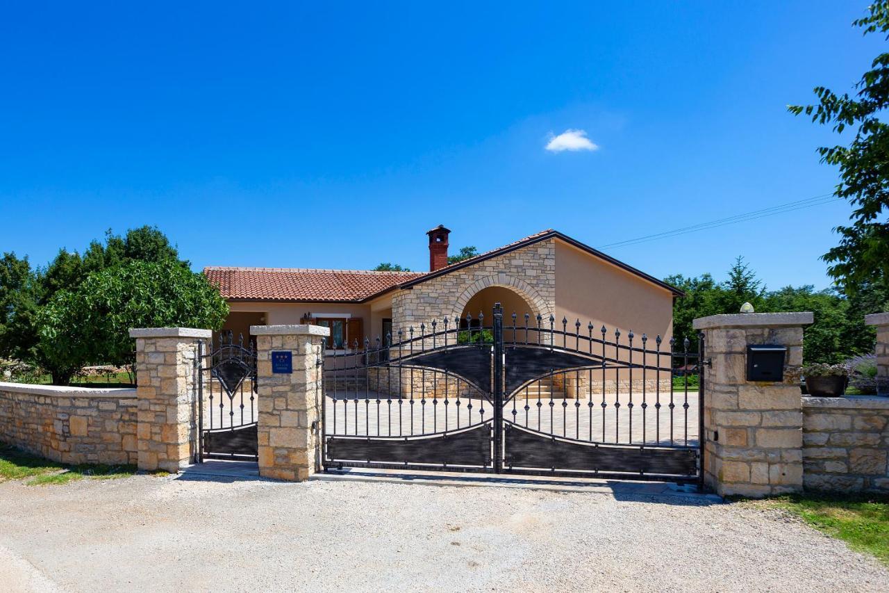 Villa Krizanci Zminj Exterior photo